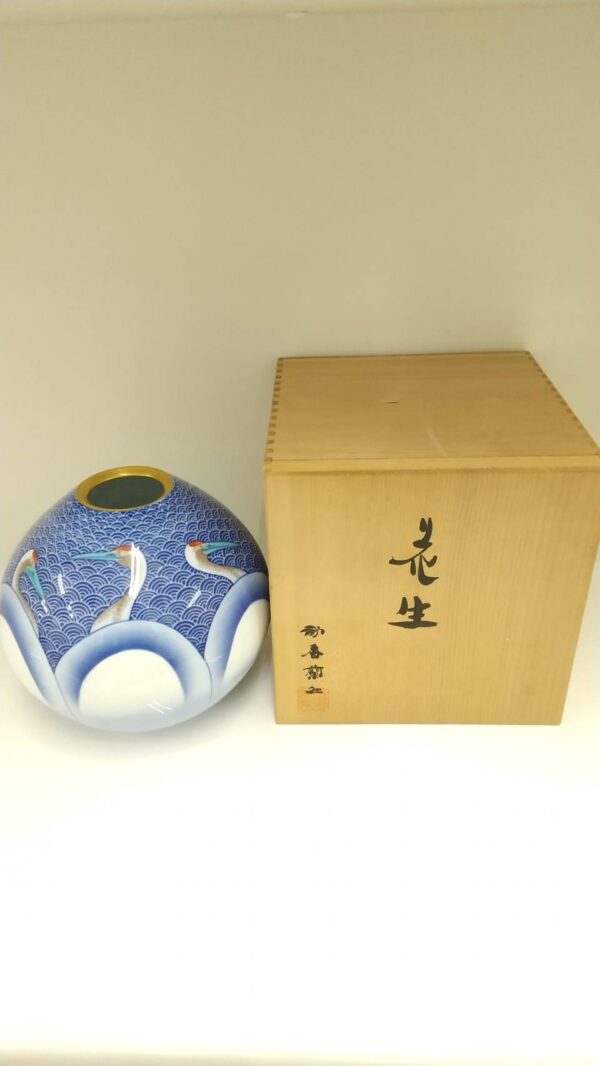 香蘭社 花瓶 花生 染付 金彩 色絵波鶴文花 鶴 花器 KORANSYA をお買取りさせて頂きました!! - リサイクルマートは現在冷蔵庫の買取、家具の買取強化中です！お気軽にお問い合わせください。