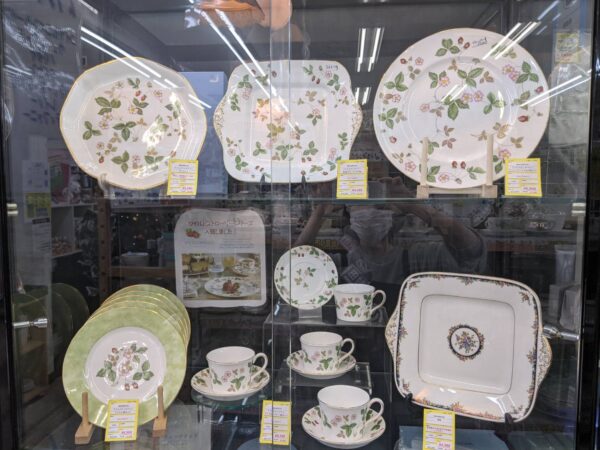 【WEDGWOOD ワイルドストロベリー カップ＆ソーサー プレート ウエッジウッド】お買い取り致しました！！ - リサイクルマートは現在冷蔵庫の買取、家具の買取強化中です！お気軽にお問い合わせください。