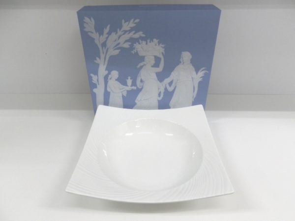 【 WEDGWOOD ウェッジウッド  ETHEREAL エスリアル 101 スクエアボール ギフト 洋食器 皿 】 をお買取り致しました☆ - リサイクルマートは現在冷蔵庫の買取、家具の買取強化中です！お気軽にお問い合わせください。