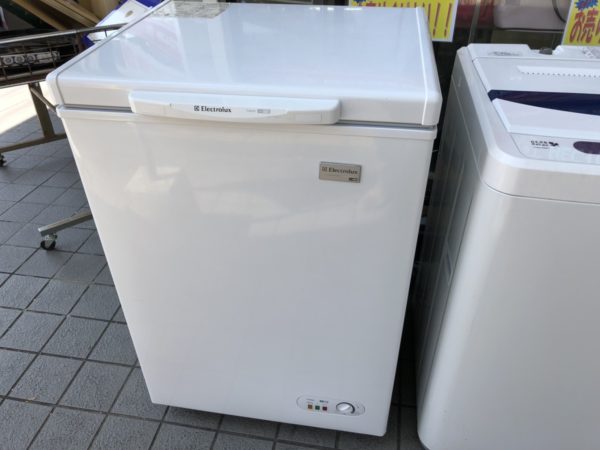 Electrolux エレクトロラックス 105L チェストタイプ 冷凍庫 フリーザー ECB105 ホワイト をお買取りさせて頂きました!! - リサイクルマートは現在冷蔵庫の買取、家具の買取強化中です！お気軽にお問い合わせください。