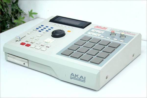 （久留米市） AKAI アカイ professional MPC2000XL サンプラー - リサイクルマートは現在冷蔵庫の買取、家具の買取強化中です！お気軽にお問い合わせください。