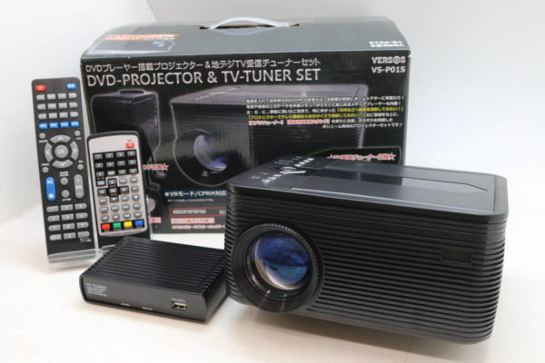 【VERSOS/ベルソス VS-P01S PROJECTOR TUNER SET DVDプレーヤー搭載 プロジェクター 地デジTV受信チューナー 】をお買取致しました!! - リサイクルマートは現在冷蔵庫の買取、家具の買取強化中です！お気軽にお問い合わせください。